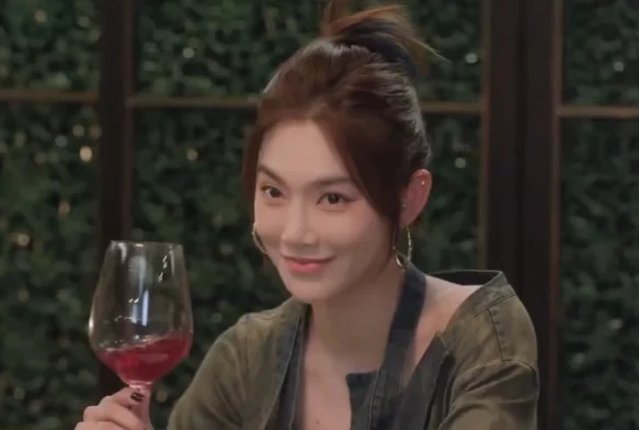 Кадр к 8 серии «Тсс, король спит»