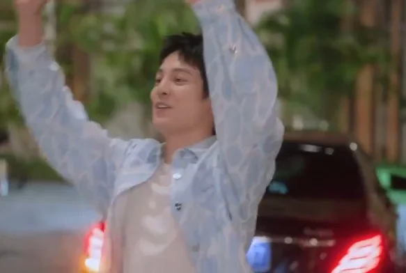 Кадр к 8 серии «Тсс, король спит»