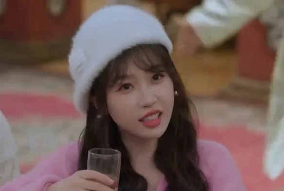 Кадр к 10 серии «Тсс, король спит»