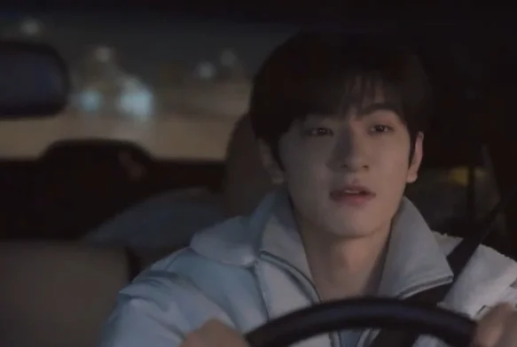 Кадр к 9 серии «Тсс, король спит»