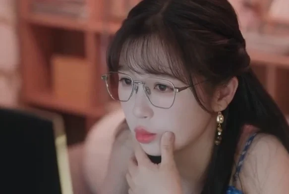 Кадр к 17 серии «Тсс, король спит»