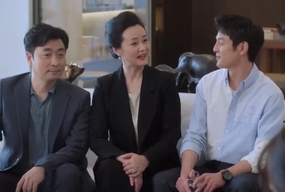 Кадр к 17 серии «Тсс, король спит»