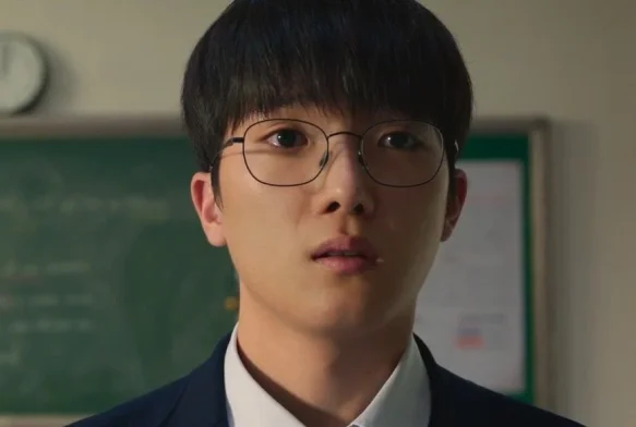 Кадр к 1 серии «Слабый герой 2 сезон»