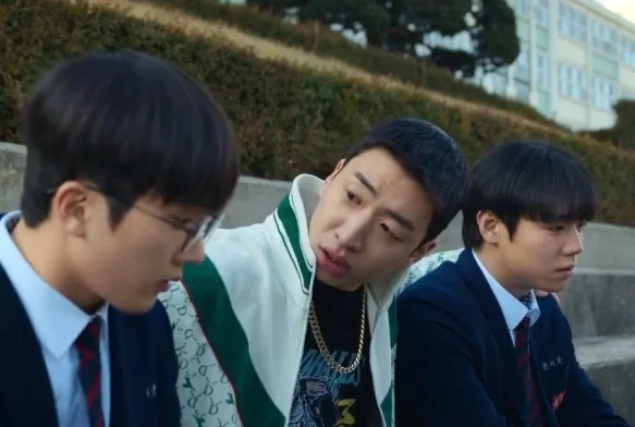 Кадр к 2 серии «Слабый герой 2 сезон»