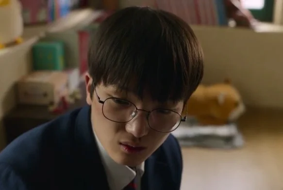 Кадр к 2 серии «Слабый герой 2 сезон»