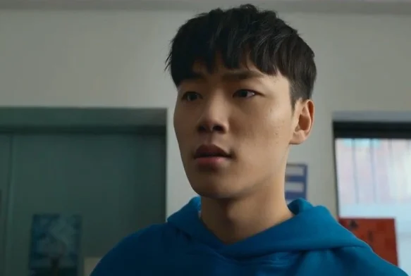 Кадр к 2 серии «Слабый герой 2 сезон»