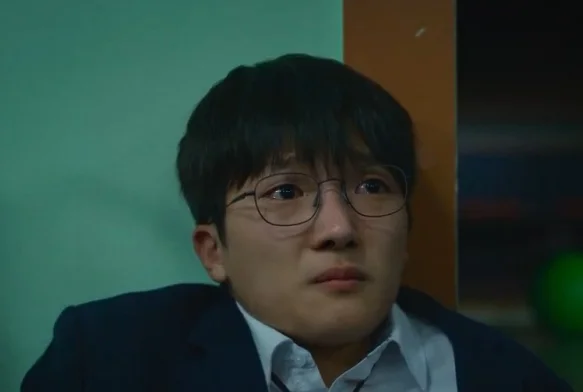 Кадр к 8 серии «Слабый герой 2 сезон»