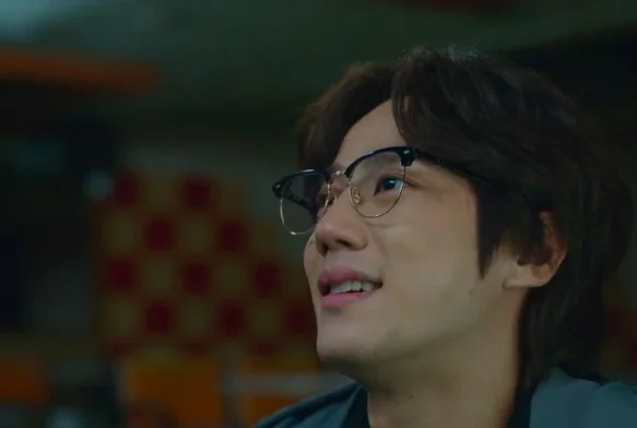 Кадр к 8 серии «Слабый герой 2 сезон»