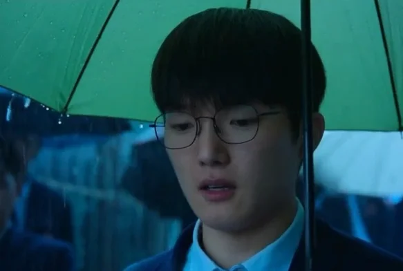 Кадр к 8 серии «Слабый герой 2 сезон»